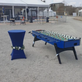 XXL-Tischkicker, blauer Stehtisch, weißes Festzelt