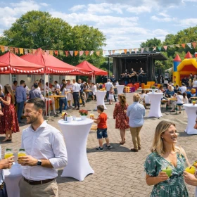 Personen genießen das Event auf dem Firmengelände