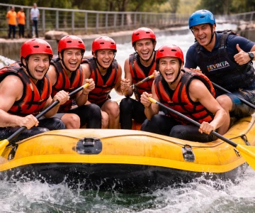 Ein Team sitzt in einem Schlauchboot in einer Wildwasseranlage, begleitet von einem Guide im dunkelblauen Shirt mit EVINTA-Logo. Die Kombination aus professioneller Anleitung und sichtbarer Begeisterung macht das Bild ideal für ein strukturiertes Teambuilding-Erlebnis.