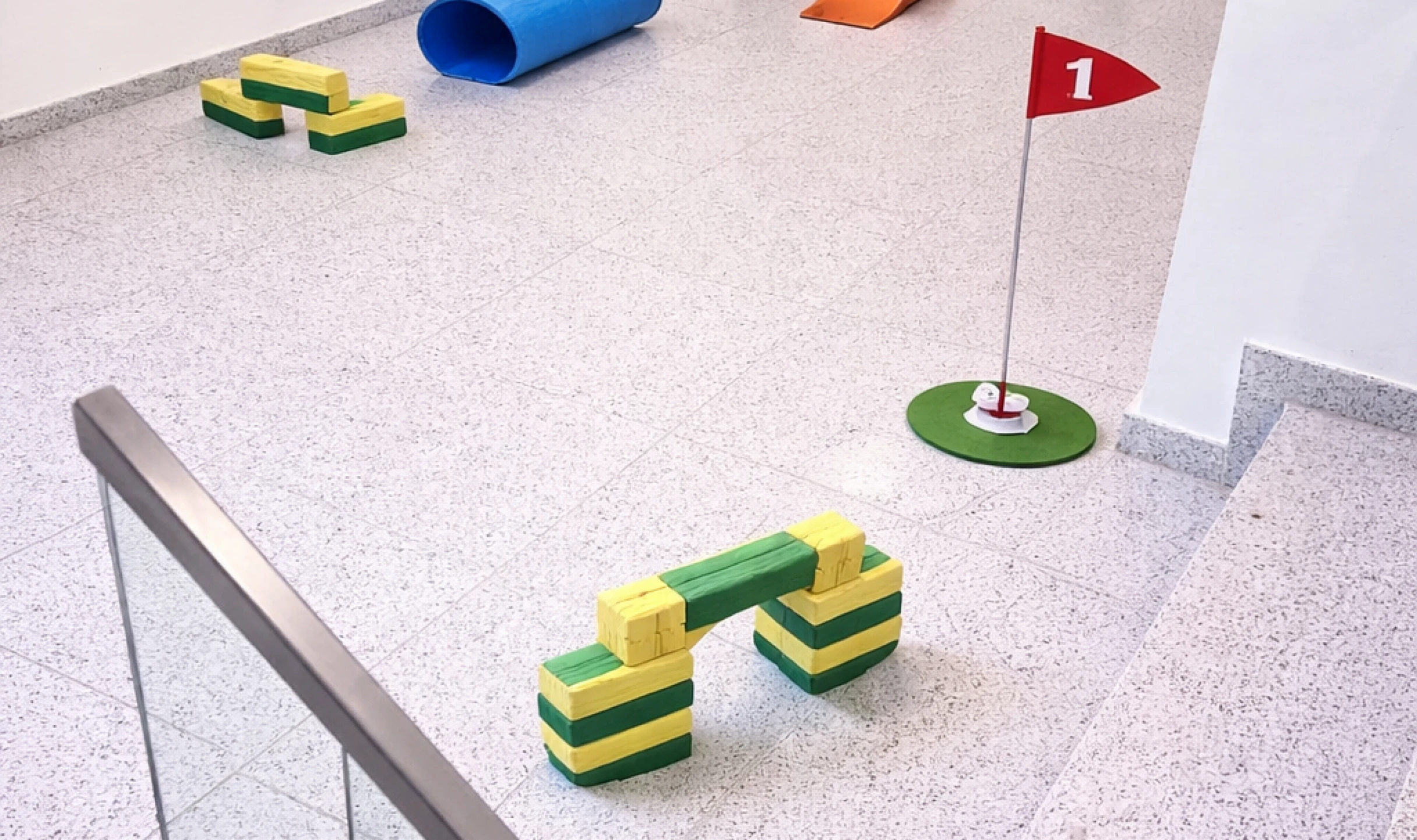 verschiedene Hindernisse in einem Bürogebäude