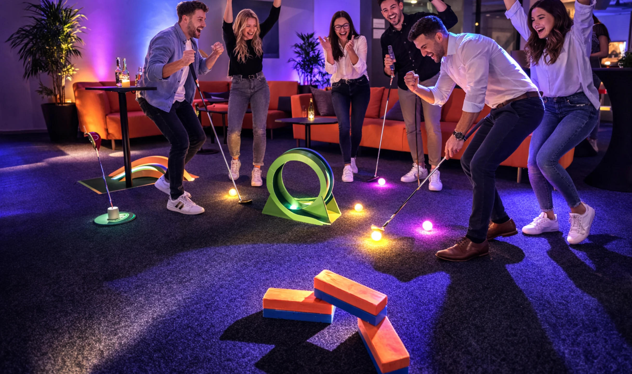 Personen freuen sich bei unserem Schwarzlicht Bürogolf