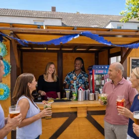 Stand auf einem Marktfest, Personen stehen vor dem Stand und Essen und trinken
