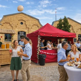 roter Pavillon und Bambusbar bei einer Sommerfest mit Businessmenschen
