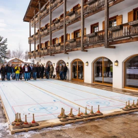 Gruppe vor einer Eisstockbahn
