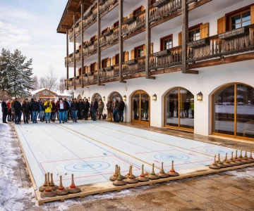 Gruppe vor einer Eisstockbahn