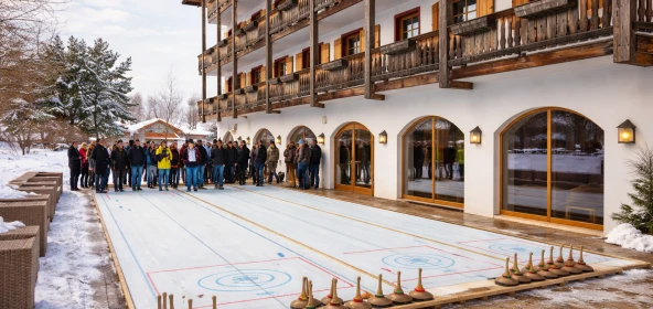 Gruppe vor einer Eisstockbahn