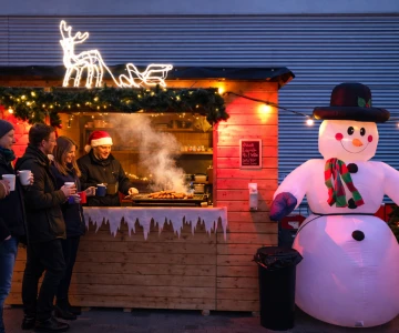 Weihnachtsmarkthütte mit leuchtendem Schneemann