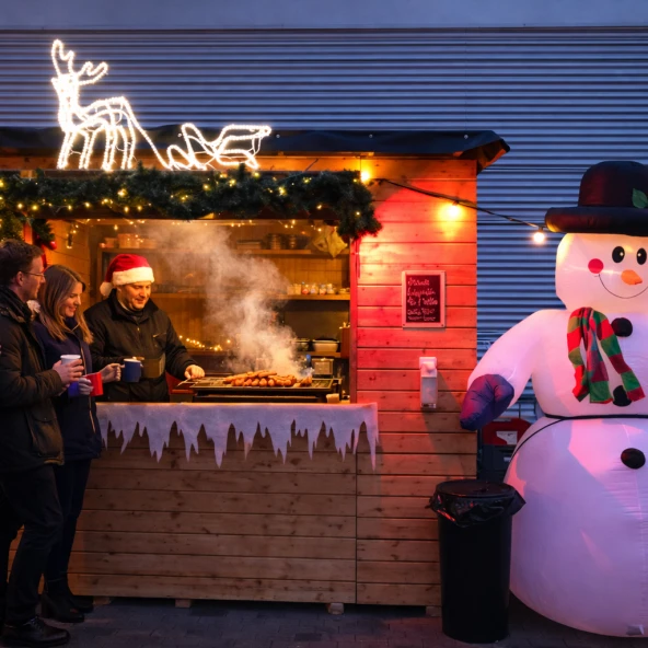 Weihnachtsmarkthütte mit leuchtendem Schneemann