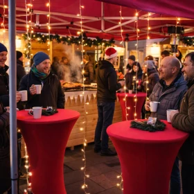 rote Stehtischen unter rotem Zelt