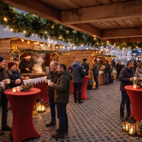 Weihnachtsmarkthütten festlich dekoriert