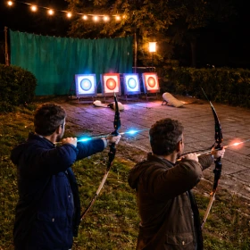 Bogenschießen bei Nacht mit geleuchteten Zielscheiben