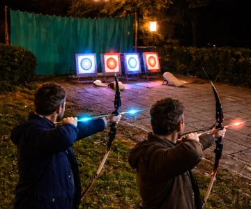 Bogenschießen bei Nacht mit geleuchteten Zielscheiben