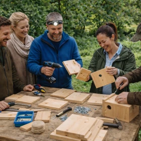Mitarbeitende bauen gemeinsam Nistkästen im Rahmen eines nachhaltigen Teamevents im Grünen. Das Firmenevent verbindet Handwerk, Teamarbeit und Umweltbewusstsein zu einem motivierenden B2B-Teambuilding-Erlebnis.