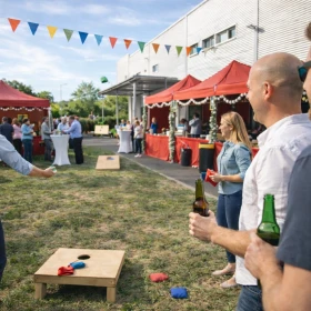 Sommerfest auf einem Firmengelände, bunte Wimpel