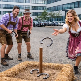 Hufeisenwerfen als Oktoberfest-Firmenevent verbindet Tradition, Teambuilding und Wettbewerb auf Ihrem Firmengelände im professionellen B2B-Eventformat. Dieses Oktoberfest-Spiel schafft emotionale Erlebnisse, stärkt den Teamgeist und macht Ihr Firmenevent zu einem nachhaltigen Mitarbeiter-Incentive.