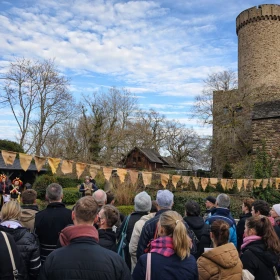 dekorierte Burgfläche mit vielen Teilnehmern