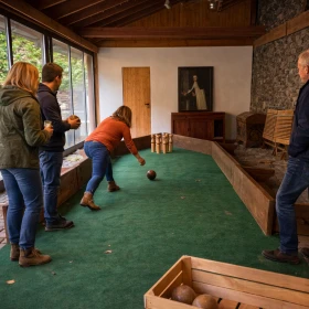 Personen kegeln auf einer mobilen Kegelbahn