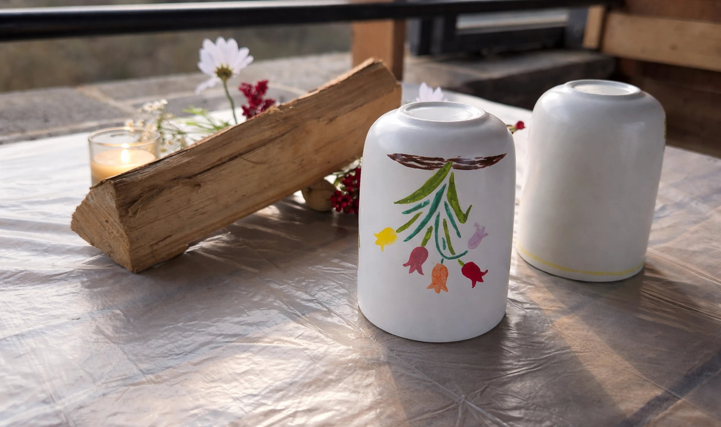 bemalte Keramiktasse auf einem dekorierten Tisch