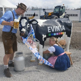 Kuh Elsa aus GFK mit Oktoberfest-Dekoration fürs Kuhwettmelken