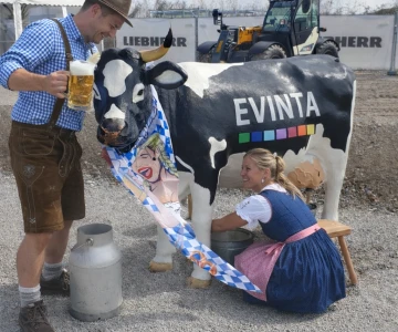 Kuh Elsa aus GFK mit Oktoberfest-Dekoration fürs Kuhwettmelken
