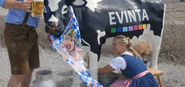 Kuh Elsa aus GFK mit Oktoberfest-Dekoration fürs Kuhwettmelken
