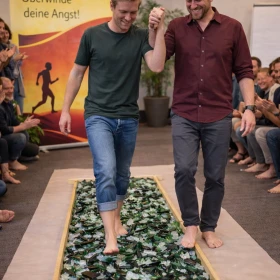 Person läuft nach mentaler Vorbereitung über Glasscherben