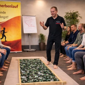 Couch gibt den Teilnehmern eine Einweisung