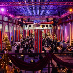 Diese orientalische Firmenfeier begeistert mit stimmungsvoller Beleuchtung, farbenprächtigen Stoffbahnen und einer eindrucksvollen Eventlocation im Industrial-Stil. Das exklusive Teamevent verbindet Business-Atmosphäre mit orientalischem Flair und schafft eine unvergessliche Abendveranstaltung für Unternehmen.