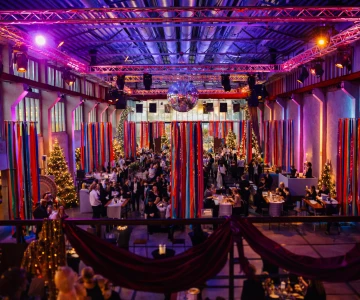 Diese orientalische Firmenfeier begeistert mit stimmungsvoller Beleuchtung, farbenprächtigen Stoffbahnen und einer eindrucksvollen Eventlocation im Industrial-Stil. Das exklusive Teamevent verbindet Business-Atmosphäre mit orientalischem Flair und schafft eine unvergessliche Abendveranstaltung für Unternehmen.