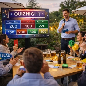 Eine sommerliche Quizshow im Außenbereich verbindet Teambuilding mit entspannter Outdoor-Atmosphäre und fördert spielerisch den Teamgeist. Unter Sonnenschirmen und Lichterketten lösen die Teilnehmenden gemeinsam Aufgaben und genießen ein unvergessliches Firmenevent im Freien.