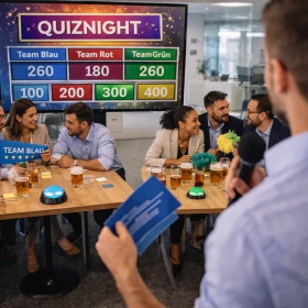 Ein Moderator führt durch eine spannende Quiznight im Büro, während mehrere Teams mit Buzzern und Getränken engagiert am Wettbewerb teilnehmen. Die dynamische Atmosphäre zeigt eine moderne Firmenveranstaltung, bei der Teamgeist, Unterhaltung und Wissensvermittlung kombiniert werden. Ideal für die Visualisierung von Quizshow Teamevents und innovativen Firmenfeiern.