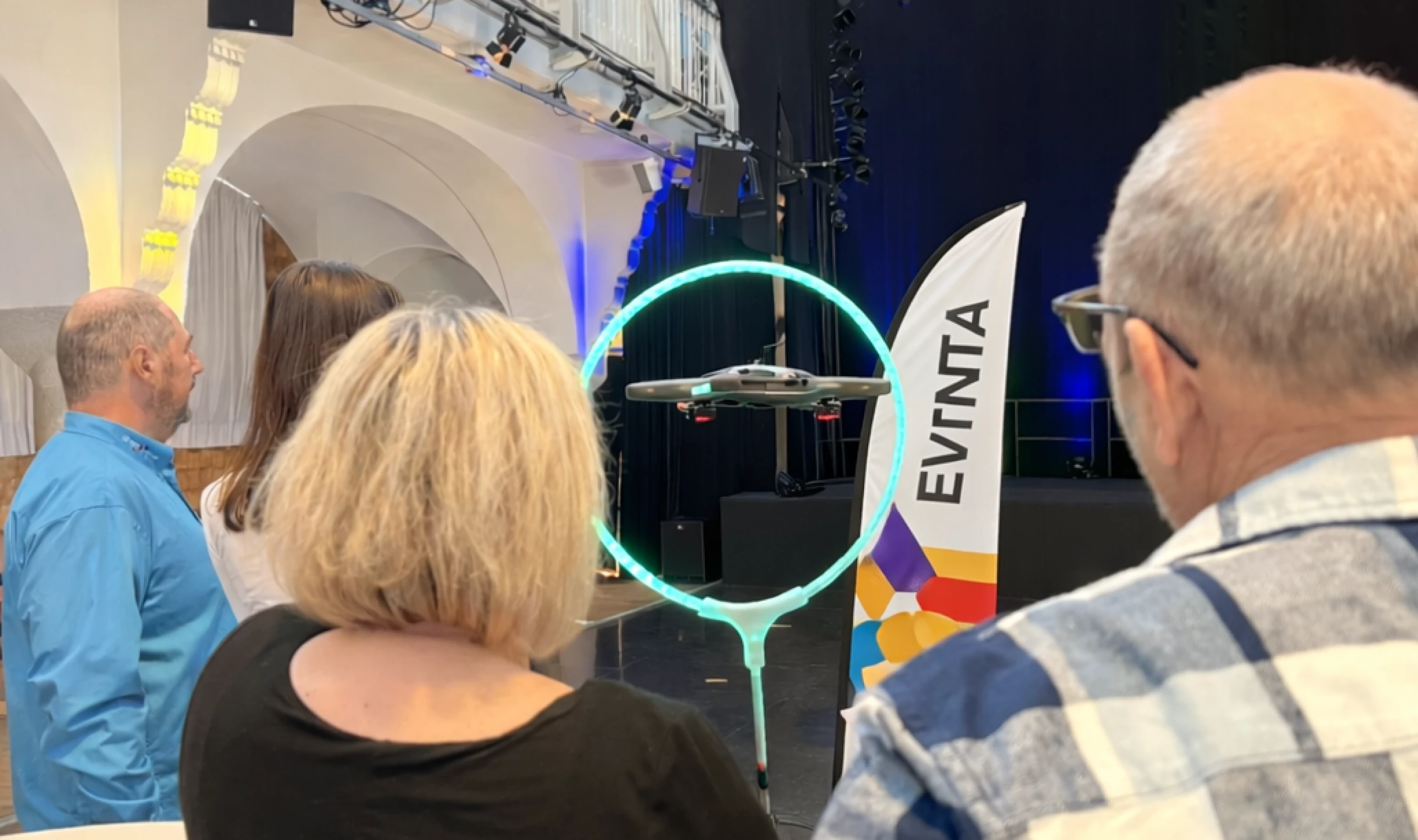 Drohne fligt durch einen beleuchteten Ring