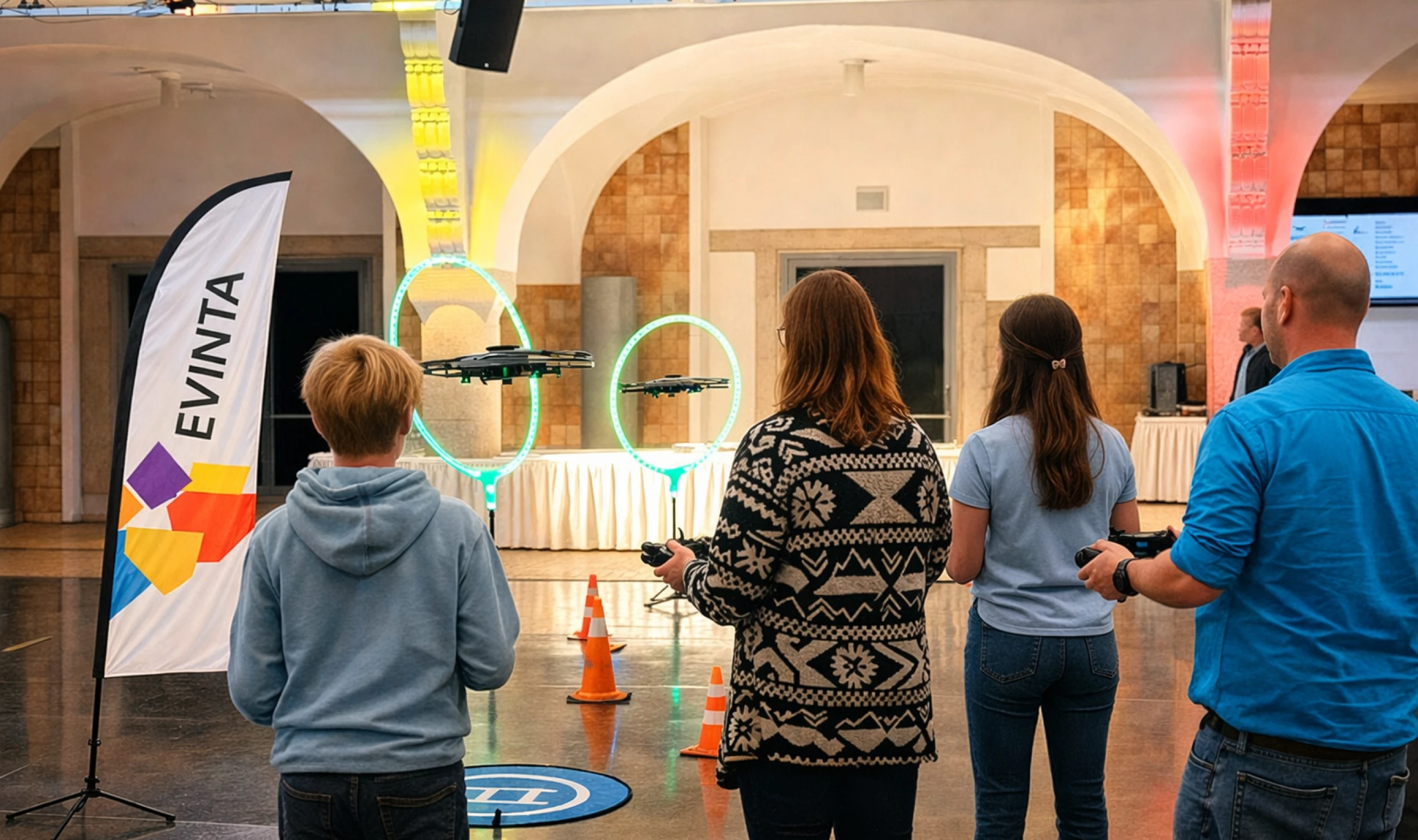 Personen fliegen Drohnen durch einen Parcour