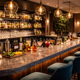 Cocktailbar mit fertig gemixten Cocktails auf der Bartheke