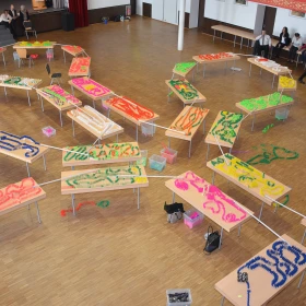 mehrere Tische mit Domino Kunstwerken, miteinander verbunden