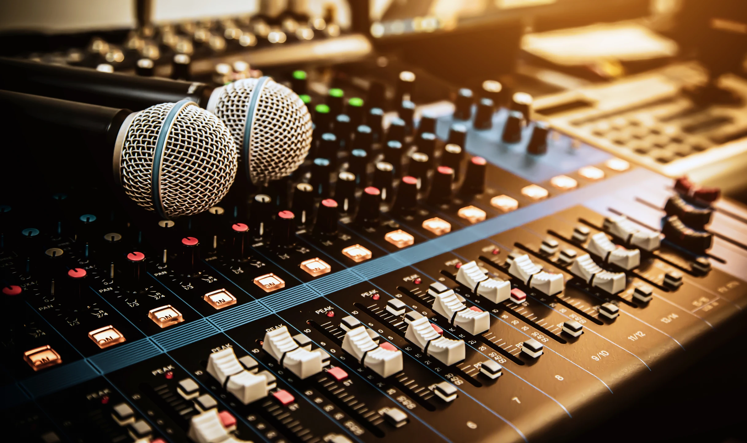zwei Mikrofone liegen auf einem Mischpult