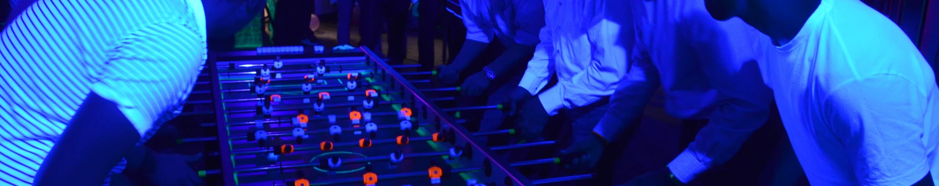 Personen an einem XXL-Tischkicker