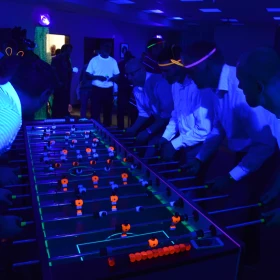 Personen an einem XXL-Tischkicker