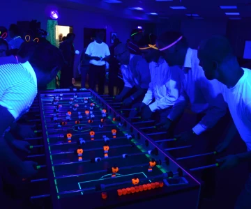 Personen an einem XXL-Tischkicker