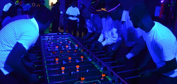 Personen an einem XXL-Tischkicker