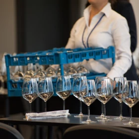 Cateringpersonal trägt saubere Gläser