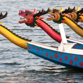 Köpfe von Drachenbooten