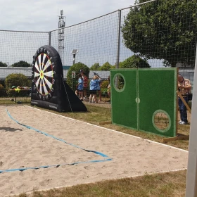 Torwand und Fußballdart stehen auch einem Platz