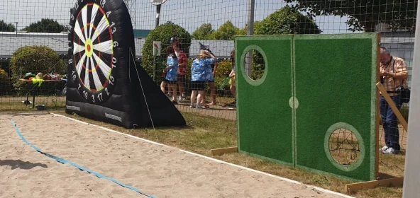 Torwand und Fußballdart stehen auch einem Platz