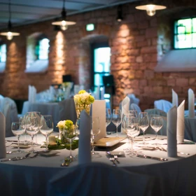 Tischdekoration in Location mit Backsteinwänden