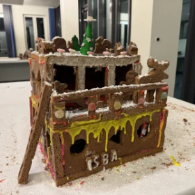 Haus mit Rentieren und Dekoration