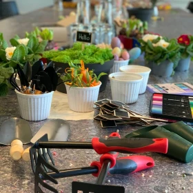 EVINTA_Floristikworkshop_Bild 06 Materialien, Gartenwerkzeug, Blumen, Dekoration