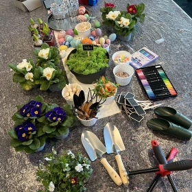EVINTA_Floristikworkshop_Bild 07 Materialien, Blumen, Dekoration, Stifte