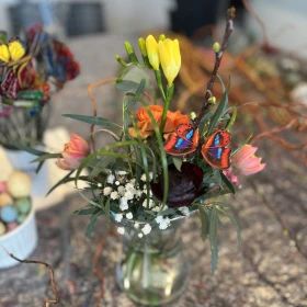 verschiedene Blumen in einem Glas