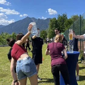 Teilnehmer halten Bierkrüge hoch